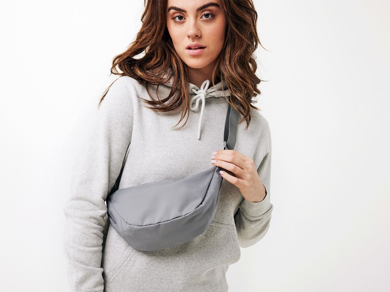 Bolsa de deporte tipo bandolera ligera y funcional