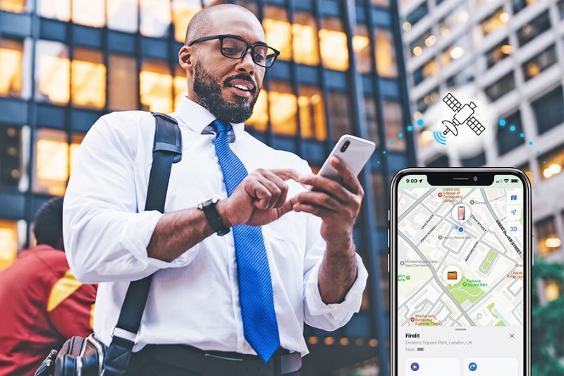 Usando su smartphone con aplicación de geolocalización y rastreador inteligente en la ciudad