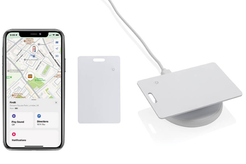 Tarjeta rastreador inteligente compatible con Apple Find My junto a smartphone con mapa y base de carga inalámbrica