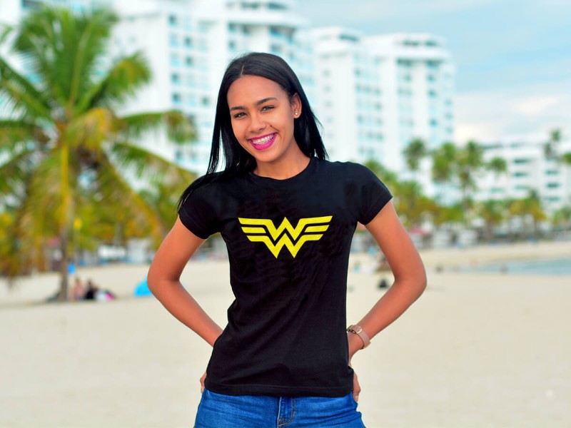 Mujer con camiseta estampadas negra con símbolo icónico, idea de camisetas estampadas para fans y regalos personalizados.