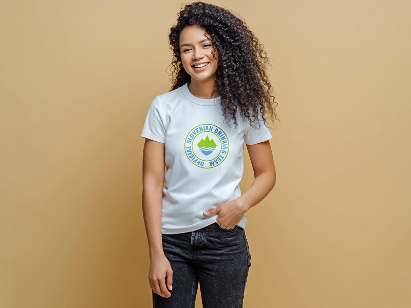 Mujer con camiseta blanca con logotipo, ejemplo de camisetas estampadas para pequeños pedidos y personalización rápida.