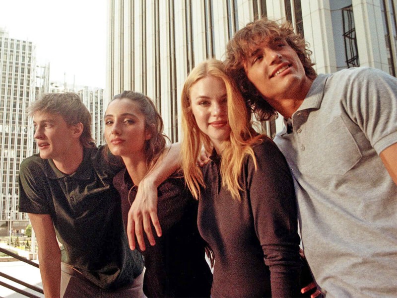 Jóvenes con polos en un entorno urbano